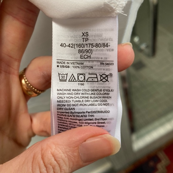 Banana Republic Luxe Fit White Tee - Picture 7 of 7